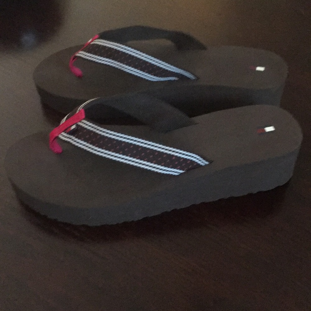NEW Tommy Hilfiger Brown Flip Flops 👟❤️👡